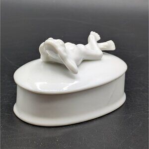 Fitz and Floyd White Porcelain Laying Frog Gazing Trinket Box Vintage Japan 3.5"